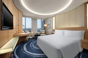 深圳深圳好日子皇冠假日酒店，近福田高铁站,Coco Park,室外恒温泳池的酒店客房设有一张大床和一台电视。