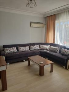 安塔利亚Konyaaltı Apart Hotel的客厅配有蓝色的沙发和茶几