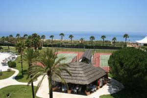 伊斯兰蒂拉atico en Las Americas Islantilla primera línea de playa的享有度假胜地的空中景致,以海洋为背景