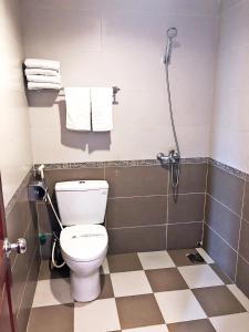 Thái BìnhWhite Palace 2的浴室设有卫生间和带毛巾的淋浴。