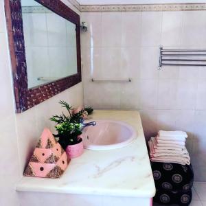 阿尔布费拉CASA 19的一间带水槽和镜子的浴室