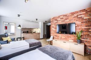 绿山城Apartamenty Centrum Park的一间卧室设有两张床和砖墙