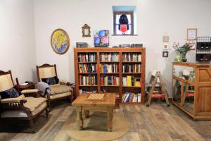 DonamaríaHostal Rural Donamariako Benta的客厅设有书架,书架上摆放着书籍