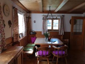 WarngauReithamer Bergfensterl的一间带木桌和椅子的用餐室