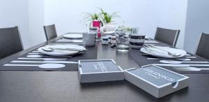 贝加莫Borgo d'Oro Loft的一张带黑白桌布的餐桌