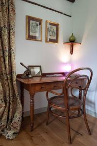 奥斯威斯Little Underhill的一张旧木桌,配有椅子和一盏灯