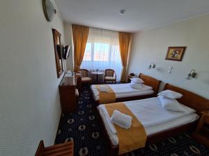 克卢日-纳波卡贝尔维德酒店的酒店客房设有两张床和窗户。