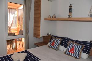 比奥格勒·纳·莫鲁Mobile Home Camping park Soline Gapi house的一间卧室配有一张带蓝色和白色枕头的床