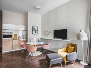 柏林numa I Nook Rooms & Apartments的厨房以及带桌椅的用餐室。
