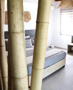 斯基亚索斯镇Vabel Skiathos的竹 ⁇ 间内的一张床位