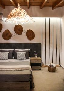 斯基亚索斯镇Vabel Skiathos的一间卧室配有一张床和一个吊灯