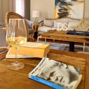 里巴多鲁杜罗套房乡村民宿的一张桌子,上面放着一杯葡萄酒和一本书