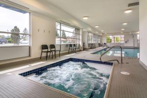 基洛纳Econo Lodge Inn & Suites的房屋中间的大型游泳池