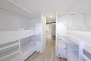 圣克鲁斯达格拉西奥萨Boa Nova Hostel的白色的房间,设有白色的架子和走廊