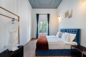里斯本Lisbon 5 Hotel的酒店客房设有床和窗户。