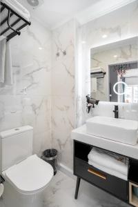 里斯本Lisbon 5 Hotel的白色的浴室设有水槽和卫生间。