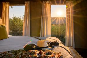 Ndhula Luxury Tented Lodge客房内的一张或多张床位