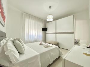 卡萨拉诺B&B ARFE'的白色卧室配有床和桌子
