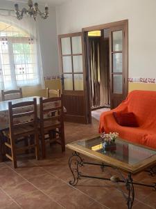 奥萨德蒙铁尔Casa Rural Villa Lucia的客厅配有沙发和桌子