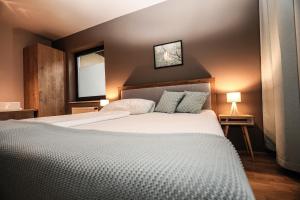 ReipersdorfDer Schumi Landgasthof的卧室配有一张带两个枕头的大白色床