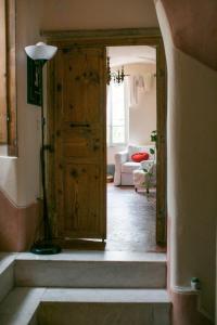 多尔切阿夸B&B Le Gemme的走廊上,房间的门和楼梯
