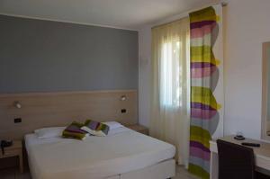 冯塔尼比安奇布拉瑞加酒店的卧室配有白色的床和窗户。