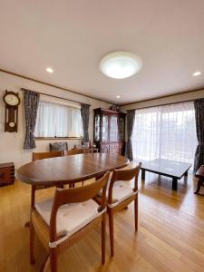 松户市Young House的一间带桌椅的用餐室和一间客厅