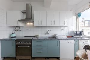 里斯本Casa Da Tapada - Alcantara Riverview Apartment的厨房配有白色橱柜和炉灶烤箱。