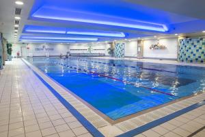 伯恩利Crow Wood Hotel & Spa Resort的蓝色海水大型室内游泳池