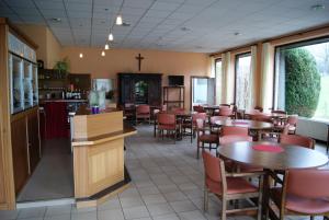 珀潘斯特尔Chaityfontaine的餐厅内带桌椅的用餐室