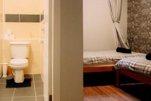 爱丁堡Edinburgh Backpackers的一间带卫生间和床的小浴室