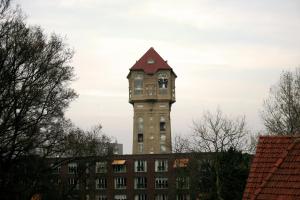 艾默伊登皇家酒店的一座高高的塔楼,楼顶上有一个钟