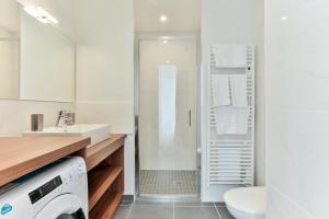第戎VILLA14的一间带水槽和洗衣机的浴室。