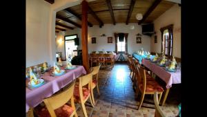 KosjerićEtno village Gostoljublje的一间用餐室,配有紫色的桌子和椅子
