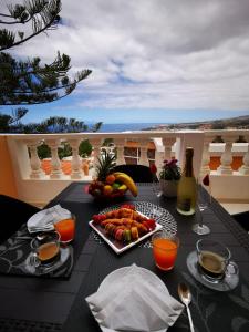 阿德耶Ocean View Apartment的一张桌子,上面放着一盘食物和一盘水果