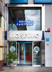 蓬费拉达Hostal RIO SELMO的医院餐厅标志的建筑物