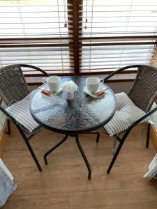 拉腊Sliabh Amharc的一张玻璃桌,上面有两把椅子和两个杯子