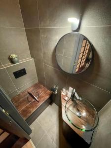 布尔诺OROOM Japan - Role Play For Couples in BRNO的一间带水槽和镜子的浴室