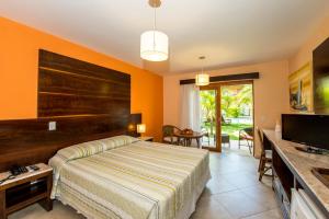 尼西亚弗洛雷斯塔Praia Bonita Resort & Conventions - Praia de Camurupim的一间卧室配有一张床和一台平面电视