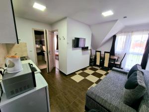 索普隆索普隆玛丽卡公寓的客厅配有沙发和带电视的桌子