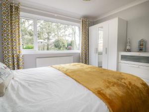 布德Sea Salt的一间卧室设有一张大床和一个窗户。