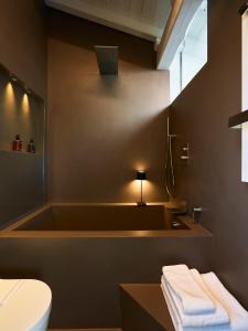 博洛尼亚OBERDAN SUITE Appartamento nel cuore di Bologna的带浴缸、卫生间和盥洗盆的浴室