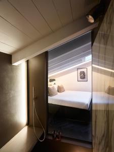 博洛尼亚OBERDAN SUITE Appartamento nel cuore di Bologna的一间带镜子的卧室,床上配有一张床铺