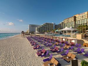 坎昆Hard Rock Hotel Cancun - All Inclusive的度假村海滩上的一排躺椅