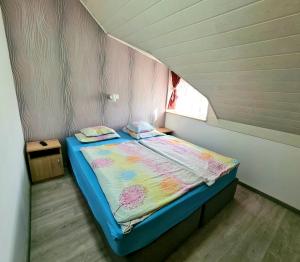 海吉克里贾纳希吉格公寓酒店的一个小房间的小床,设有窗户