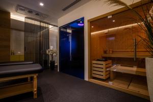 奥尔比亚WALLURE - Tickled Hotel & Wellness的一间带水槽和镜子的浴室
