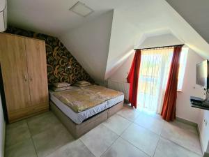 索普隆肖普朗阿尼塔公寓酒店的一间小卧室,配有床和窗户