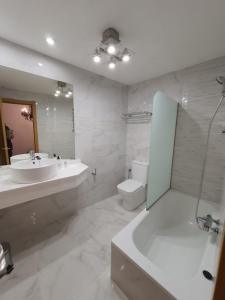 HOTEL RURAL VILLARROMANA de tres estrellas的一间浴室