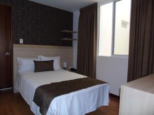 佩雷拉Hotel paradise del cafe的酒店客房设有床和窗户。