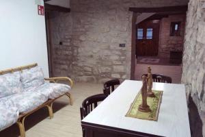Aguilar de CodésVITORETXEA casa rural AGUILAR DE CODES的客厅配有桌子和沙发